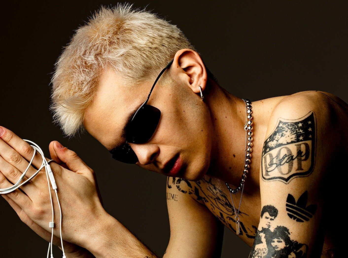 Eryk Moczko zamyka rollout albumu „FAMILY BRAND” singlem „K <3”