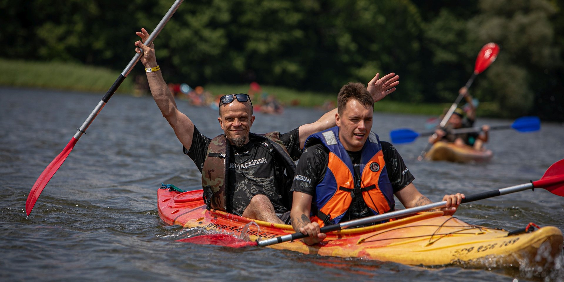 Runmageddon po 5 latach znów w Ełku. Mazurski klimat, przeprawa kajakowa i lokalna rywalizacja na Nowej Plaży miejskiej
