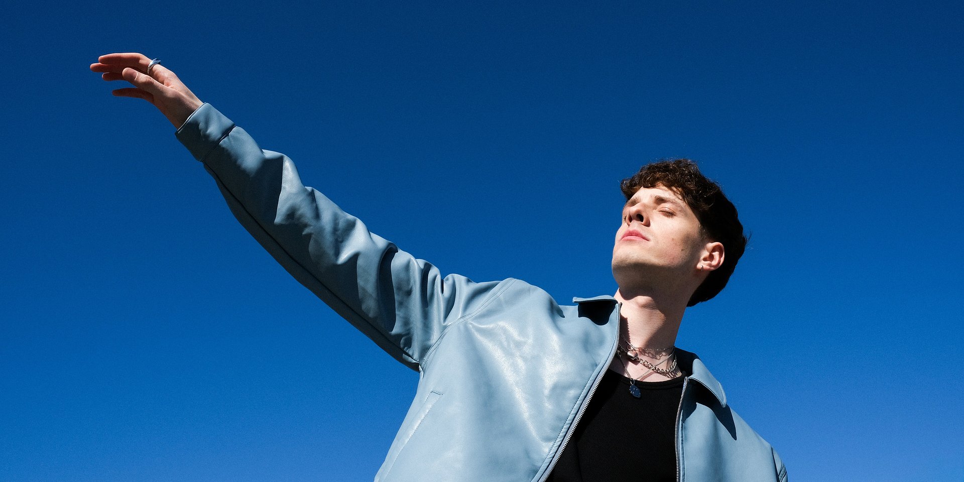 Patryk Skoczyński orzeźwia w środku lata. Premiera singla „Woda z lodem” zapowiada debiutancki album „Przed i po”