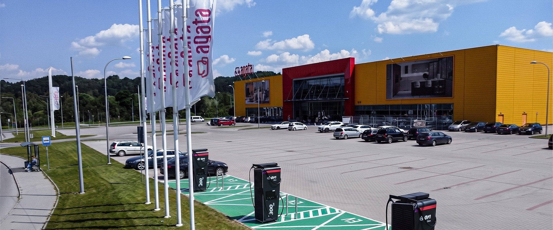 E.ON Drive Infrastructure (EDRI) Poland i Agata S.A. rozpoczęły współpracę. Przy salonach meblowych polskiej marki powstaną stacje szybkiego ładowania pojazdów elektrycznych działające pod marką E.ON Drive.
