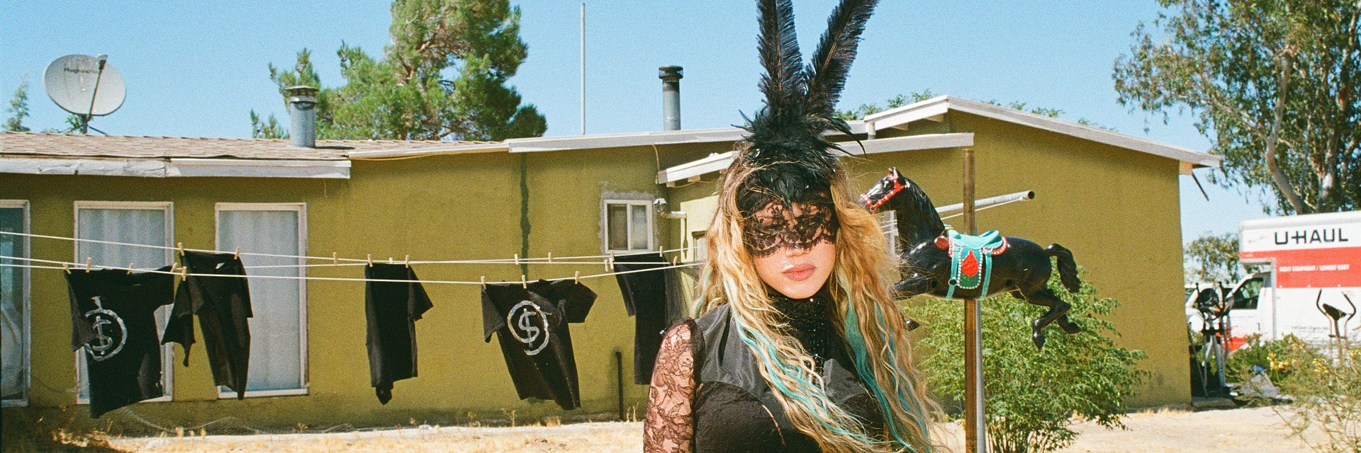 Slayyyter mění heartbreak v popovou explozi s „brand new chanel$“