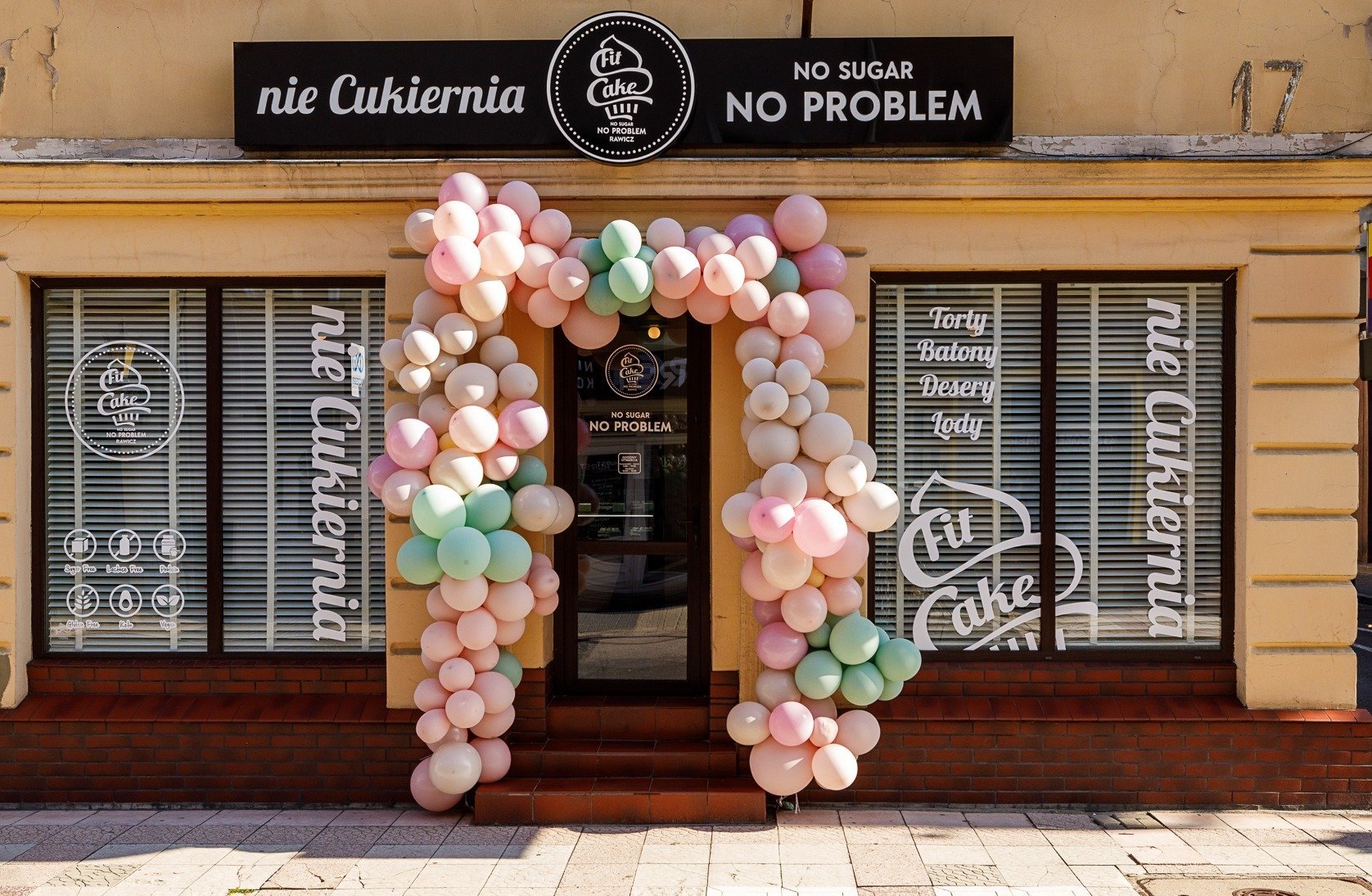 Fit Cake otworzyło się w Rawiczu. Nowa kawiarnia z deserami bez cukru, glutenu i laktozy