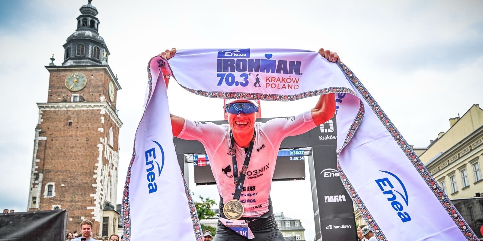 Królewski triathlon w Krakowie. Kacper Stępniak obronił tytuł i zwyciężył &nbsp;Enea IRONMAN 70.3 Kraków. Wśród kobiet najszybsza była Nikki Bartlett z Wielkiej Brytanii