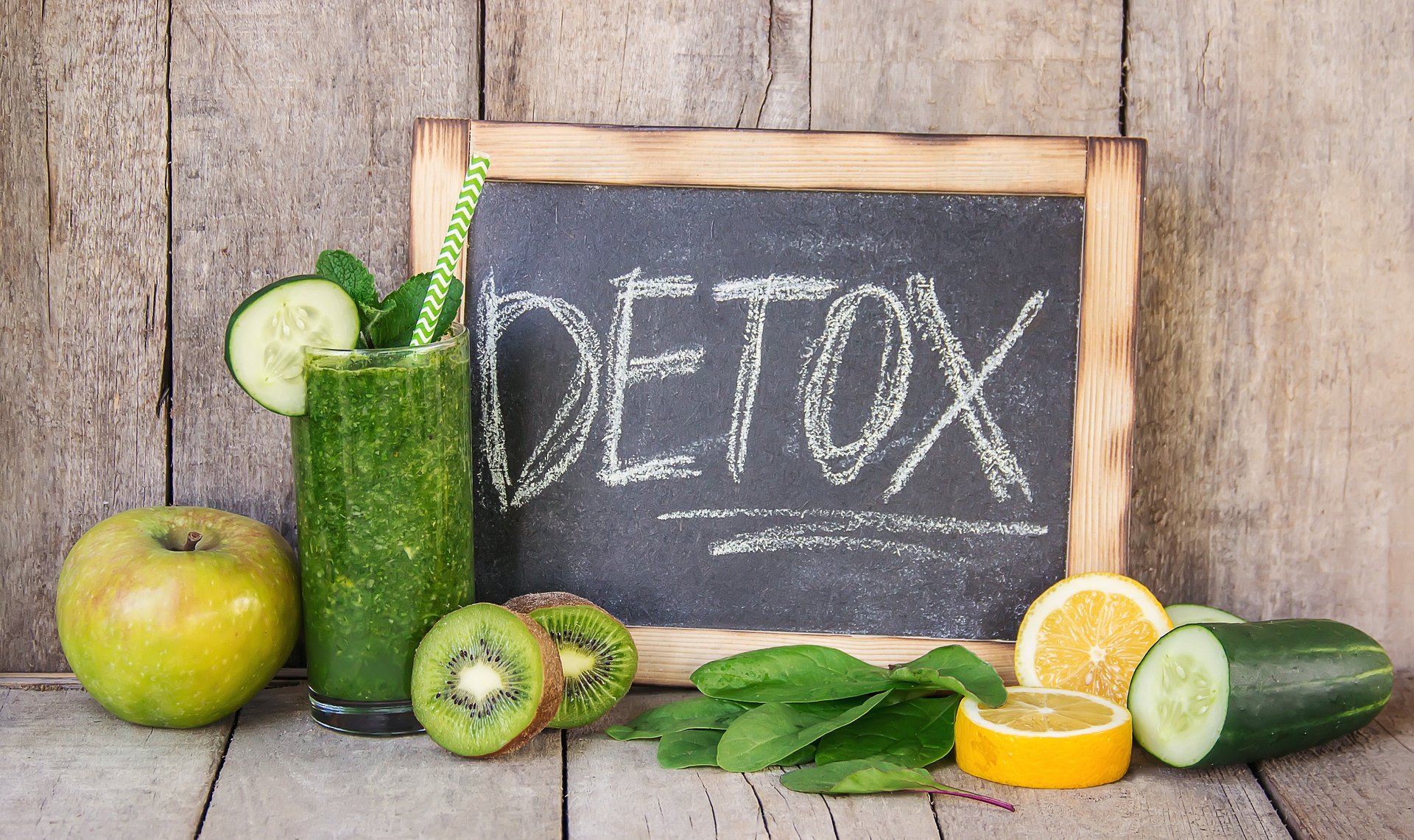 Wakacyjny detoks – czy popularny trend jest ryzykowny? Eksperci ostrzegają przed modnymi dietami eliminacyjnymi