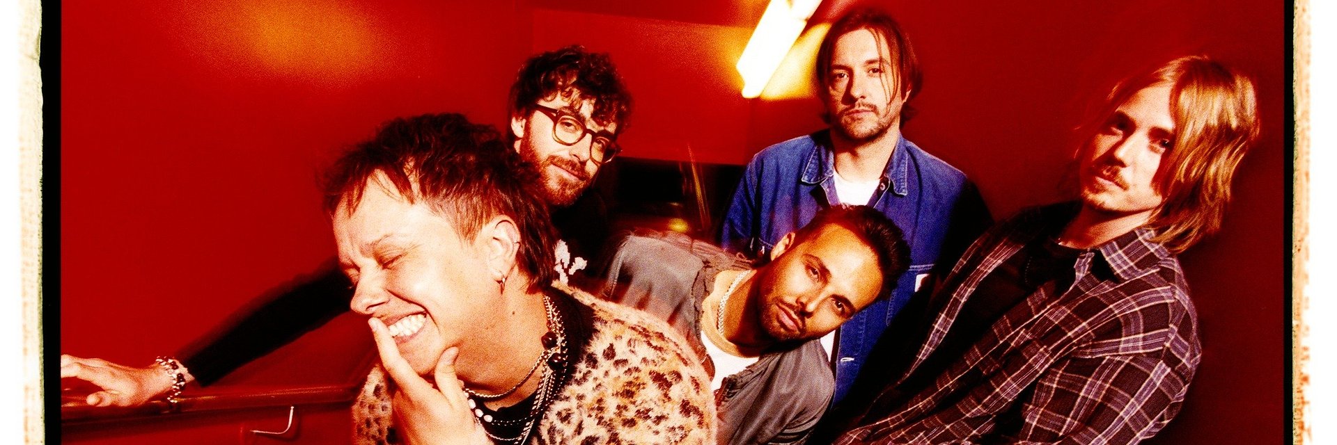Nothing But Thieves se vracejí ke kořenům v novém singlu „Baby Kool (Evelyn)“