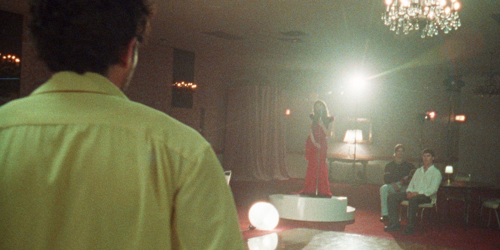 Noc należy do Carly Rae Jepsen w singlu „Don’t Leave Me on the Dance Floor”