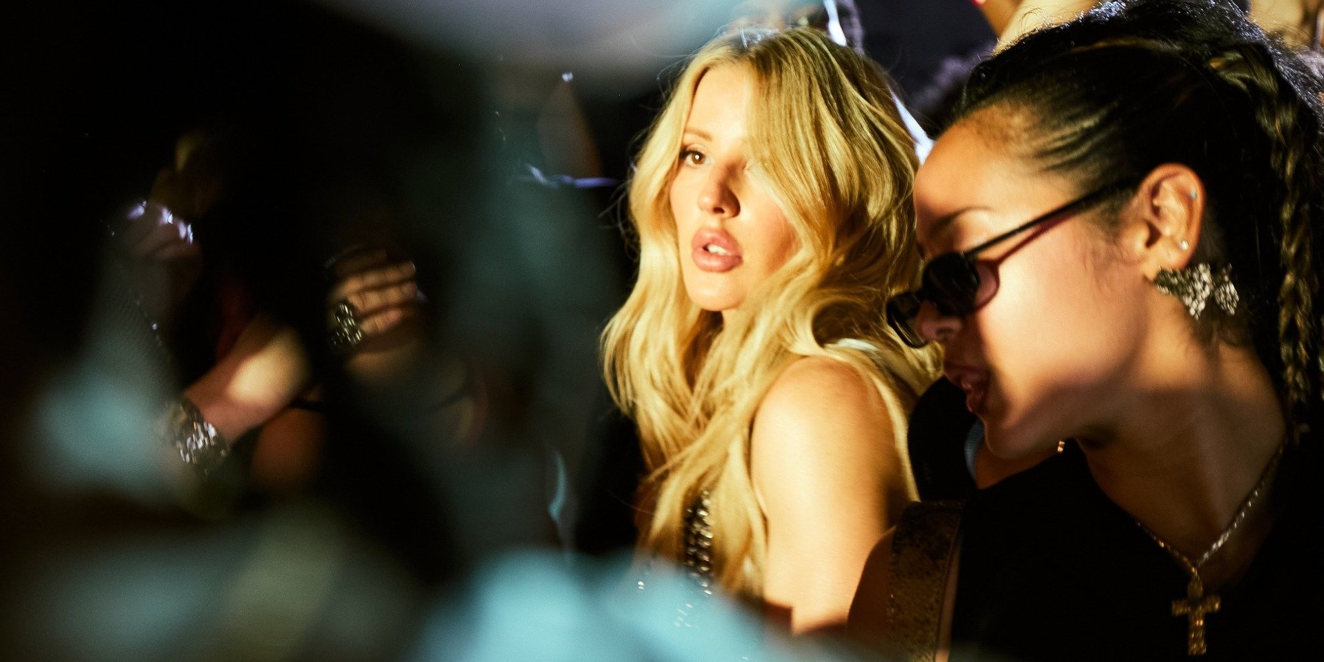 Ellie Goulding sama w świetle klubowych reflektorów. Oto „Ravers”