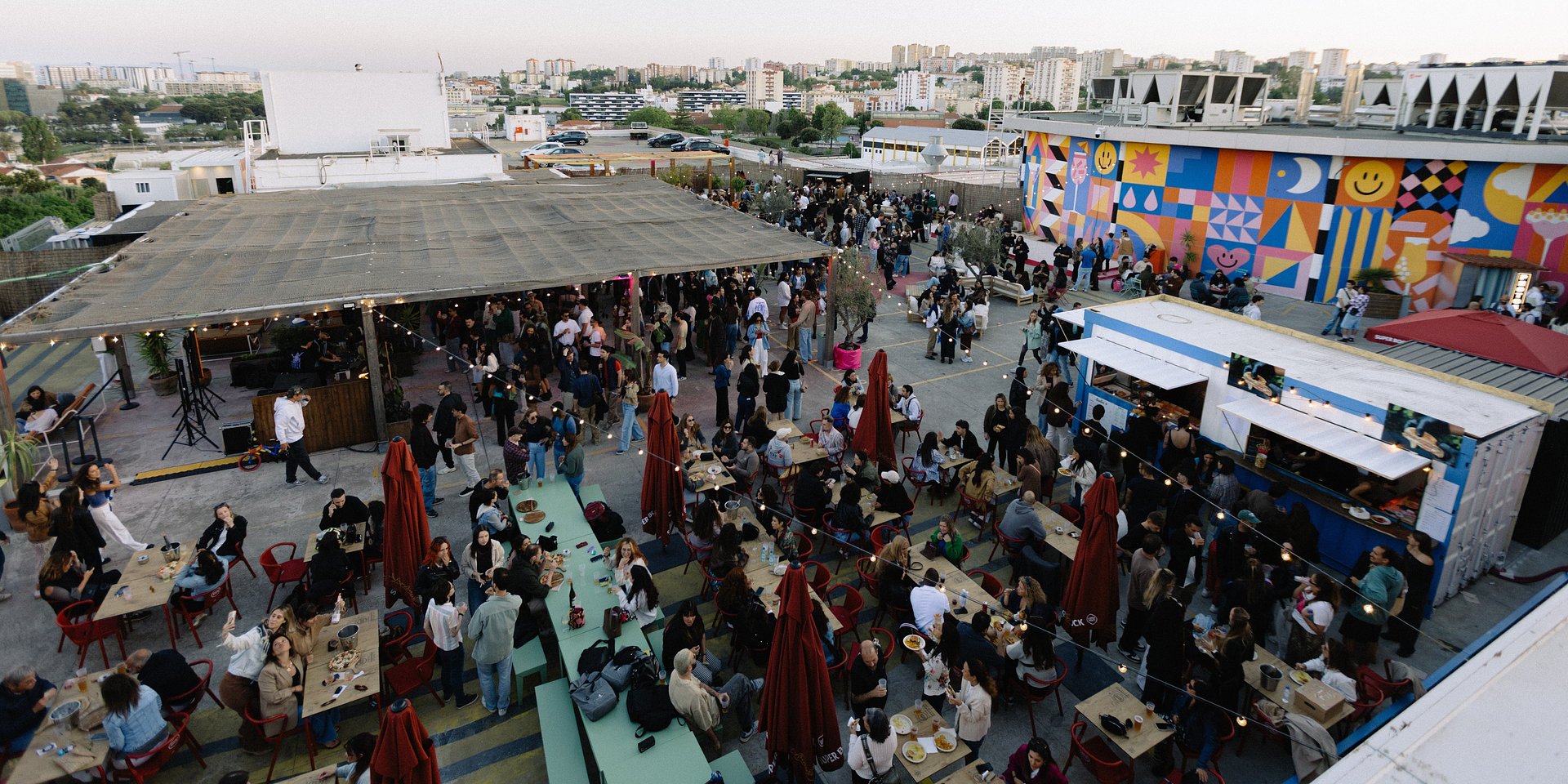 COZY SOBE AO IDB ROOFTOP BY MĪRĀRĪ PARA CELEBRAR DOIS ANOS DE MÚSICA, ARTE E COMUNIDADE