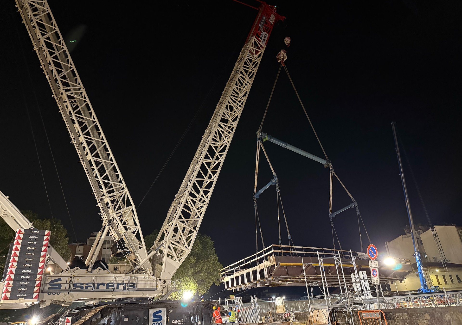 Sarens completes the replacement of the historic 140-year-old Ponte al Pino bridge over a key high-speed rail line in Florence