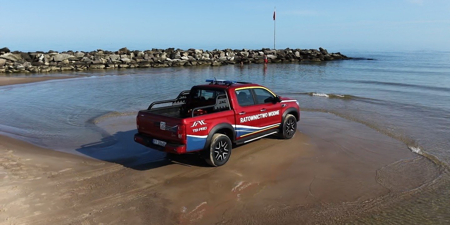 JAC T8 trafia na polskie wybrzeże. JAC Polska rozpoczyna pilotażową współpracę z Ratownictwem Wodnym
