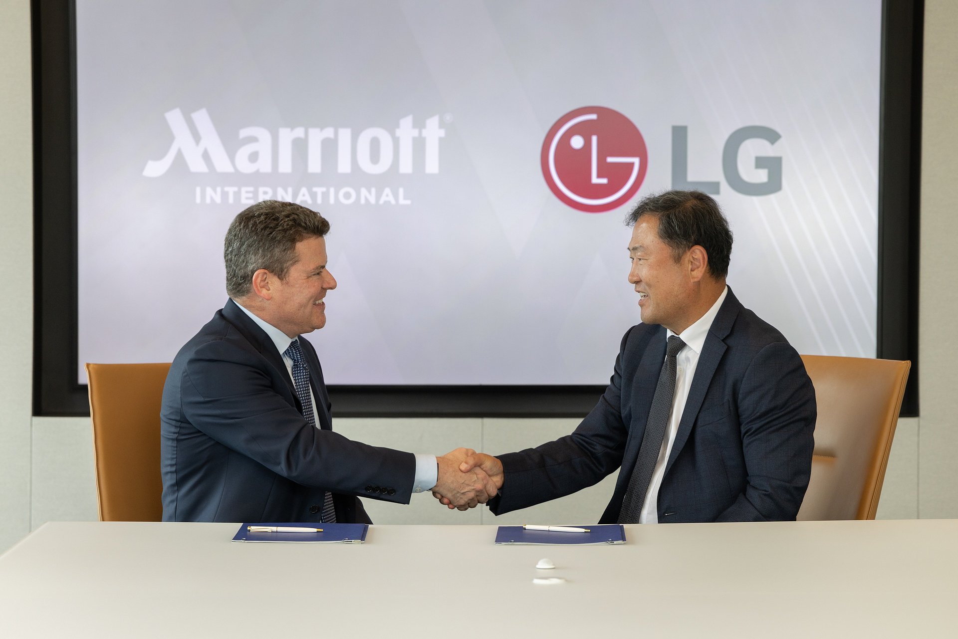 LG Electronics nawiązuje współpracę z Marriott International, aby współtworzyć nową generację inteligentnych hoteli