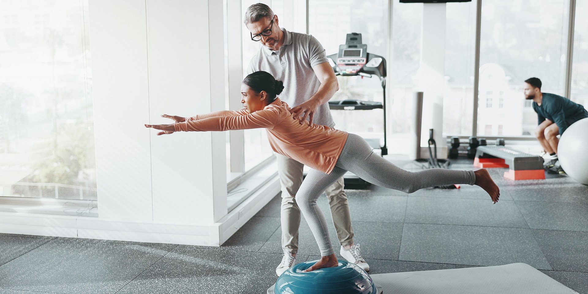 Trening medyczny: czym jest i dla kogo? Fizjoterapeuta wyjaśnia, czym różni się od rehabilitacji i treningu personalnego