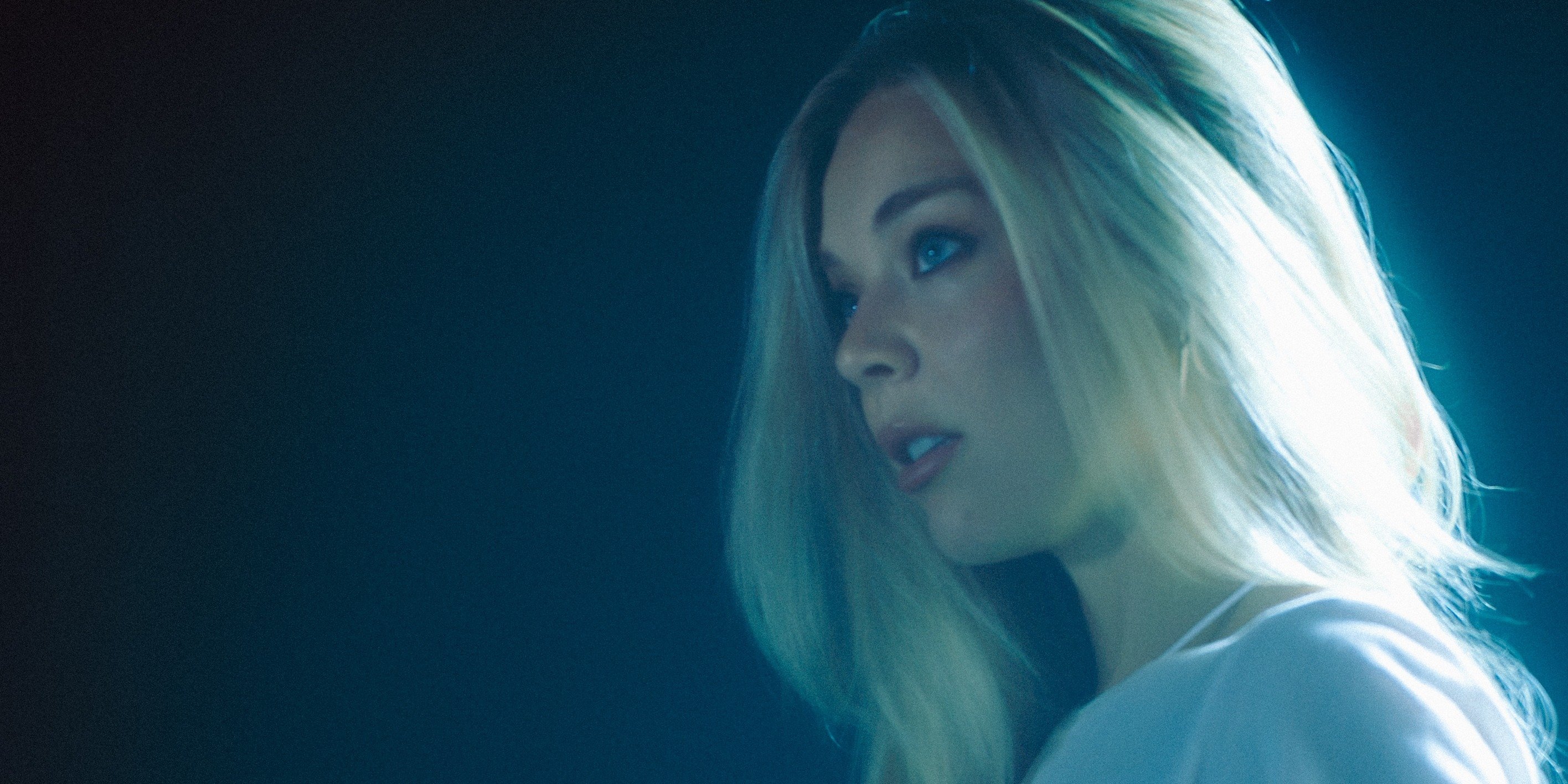 Becky Hill podkręca chaos. „Changes” zapowiada album „REBECCA”