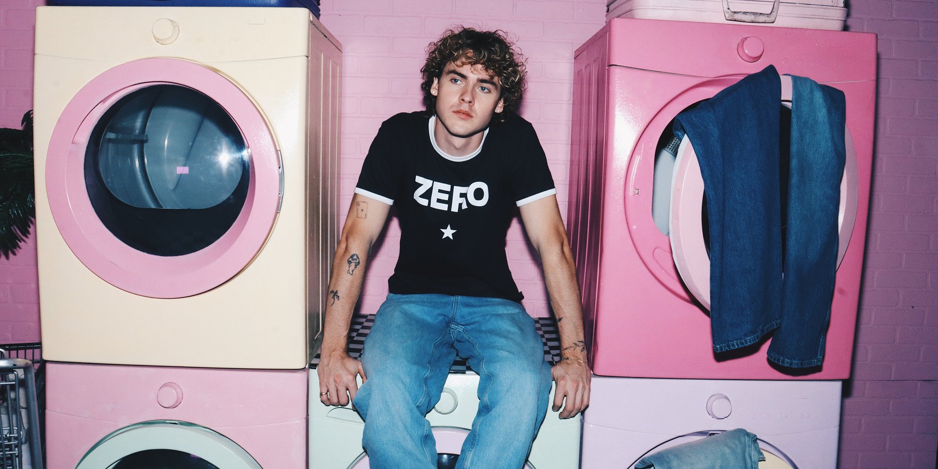 Jack Gray na „Swimming In Jeans” zamienia młodość w indie-popowy film