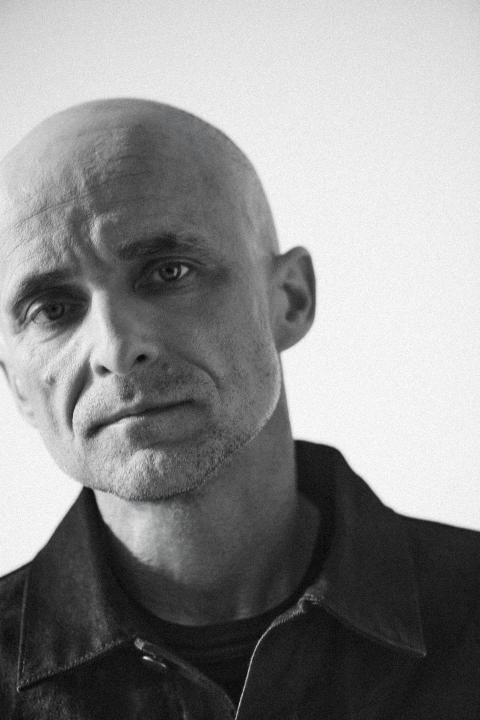 Artur Rojek po 6 latach wydaje trzeci solowy album "Chciałbym urodzić się żeby latałem" i po wyprzedaniu jesiennych koncertów, zapowiada wiosenną trasę