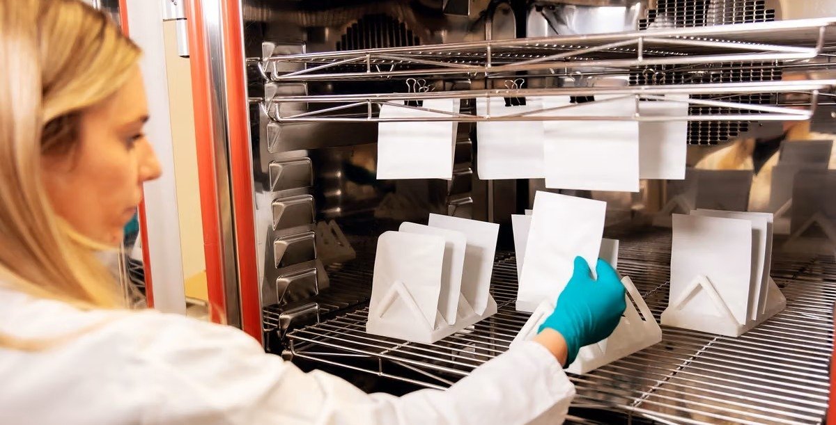 Czy papier zastąpi plastikową folię? Unilever współtworzy globalne konsorcjum na rzecz przełomu w opakowaniach
