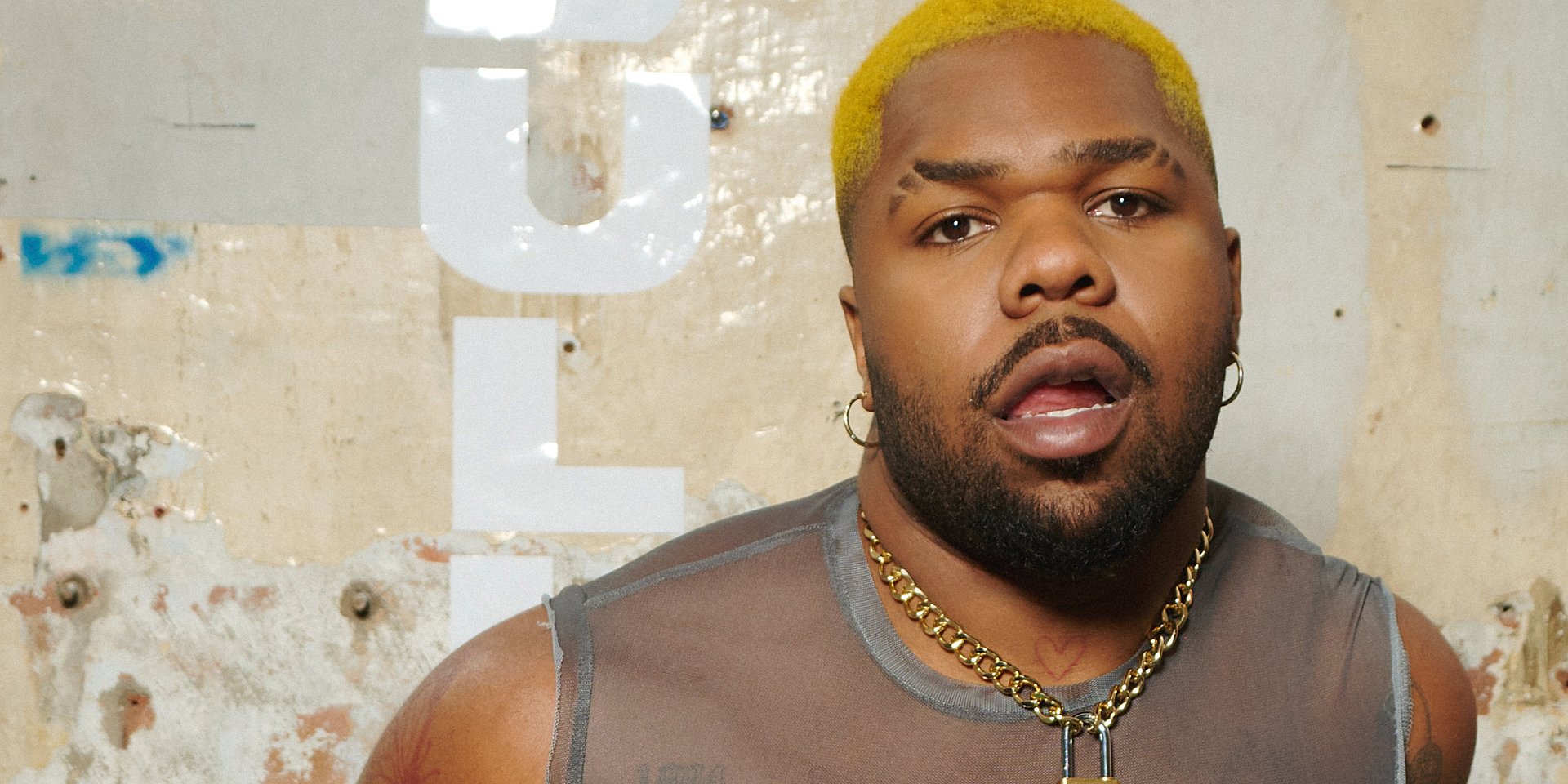 MNEK burzy ściany na „BULLDOZER!!”. Pierwszy album od ośmiu lat już dostępny