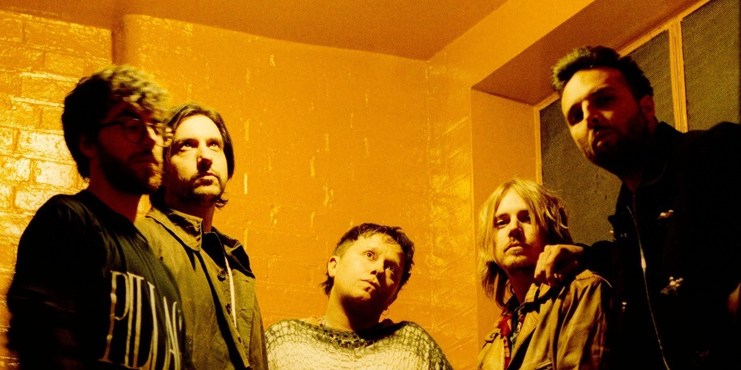 Nothing But Thieves oslavují sílu komunity na novém albu Stray Dogs