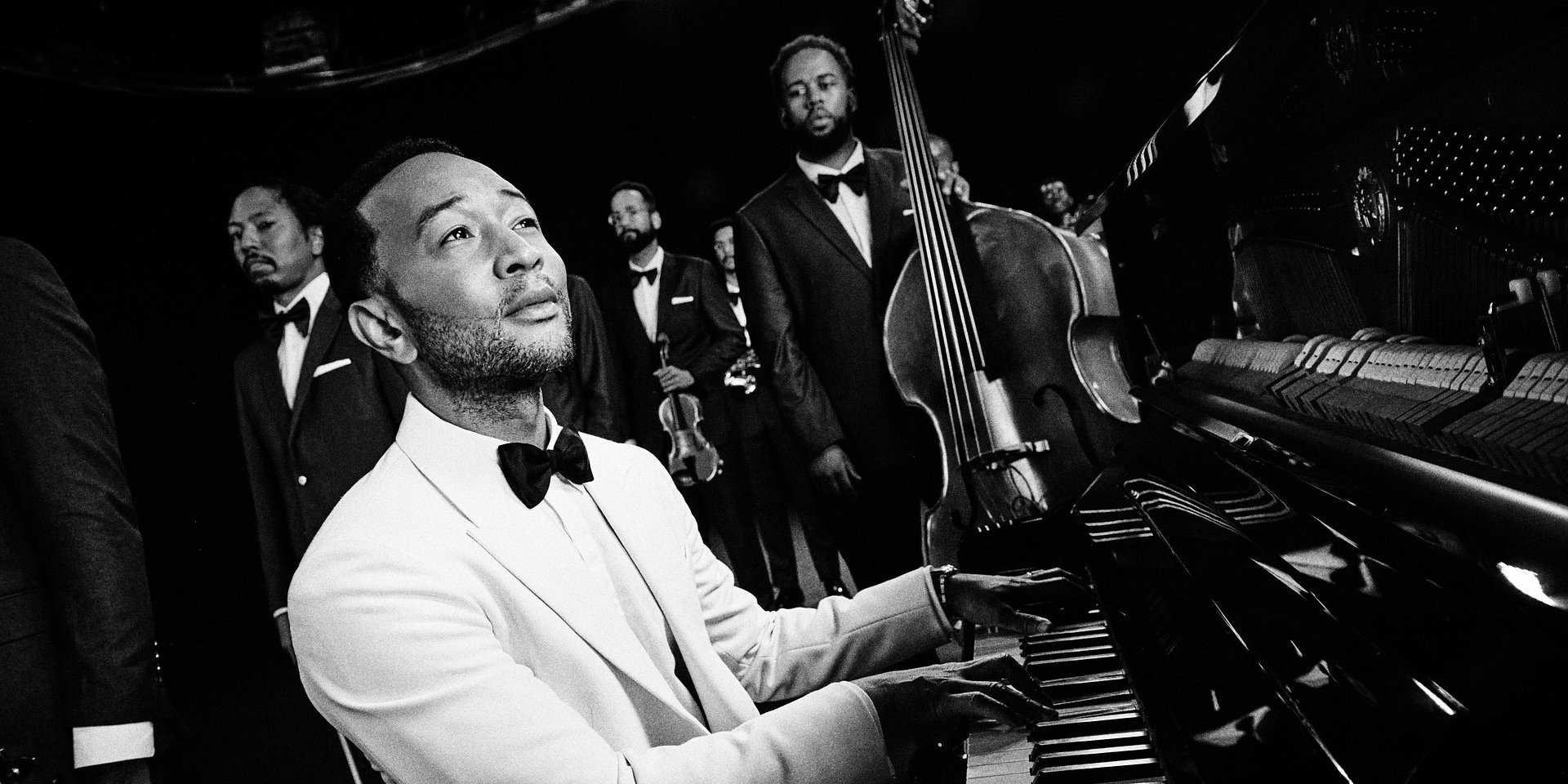 John Legend rozświetla mrok w „Fireflies”