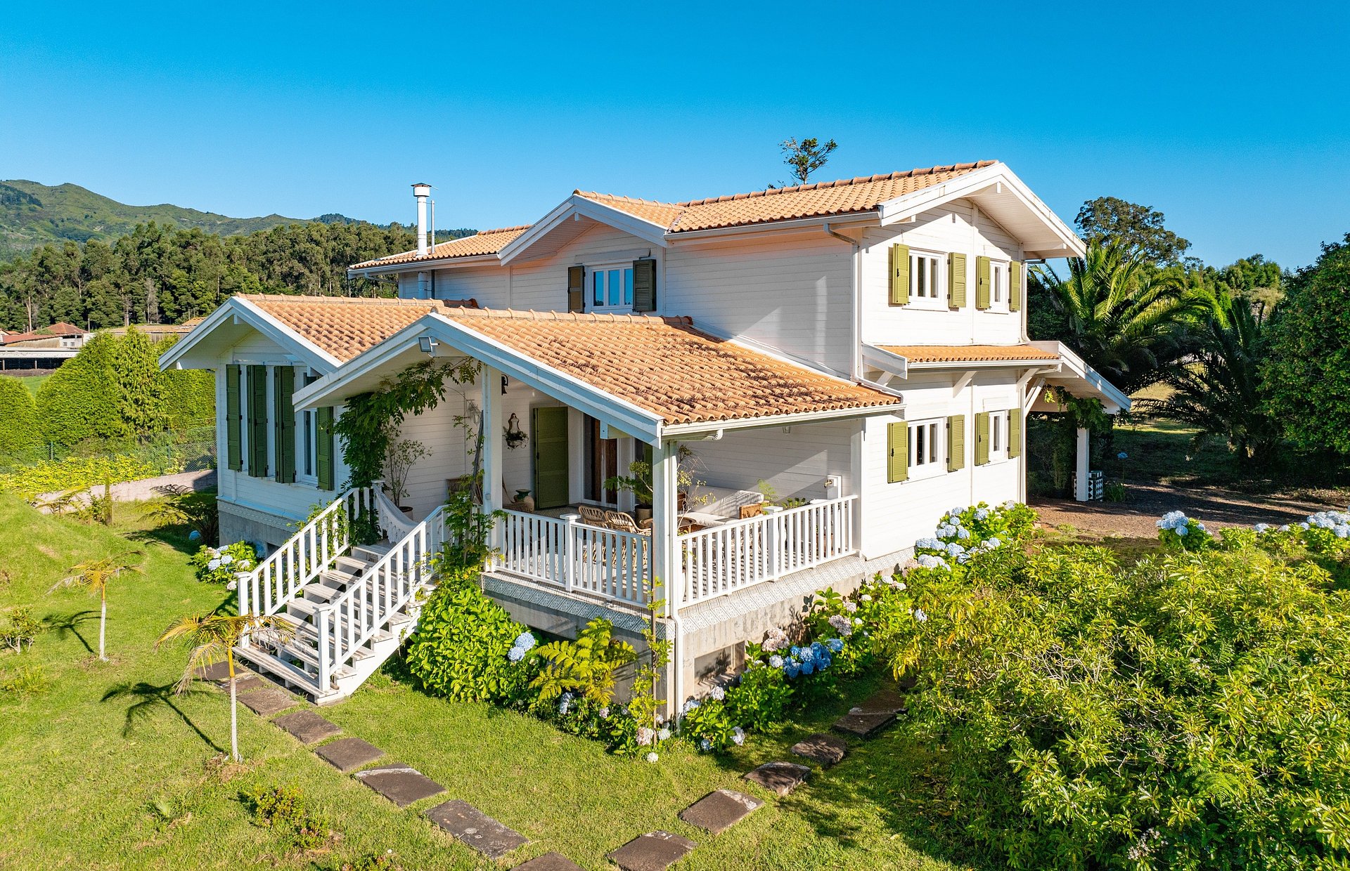 Arquitetura em madeira e jardim diversificado distinguem a propriedade Samambaia no Santo da Serra