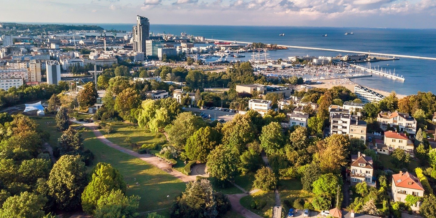 Co łączy ich z Gdynią? Dziewięć osobistych historii na wystawie plenerowej „Nasza Gdynia. Wasze historie”
