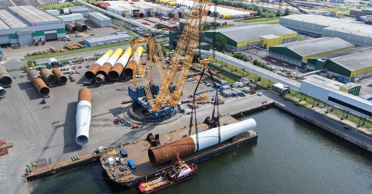 Sarens leads XXL monopiles heavy lifting tasks in Rostock for Hornsea 3 and Nordlicht offshore wind mega-projects