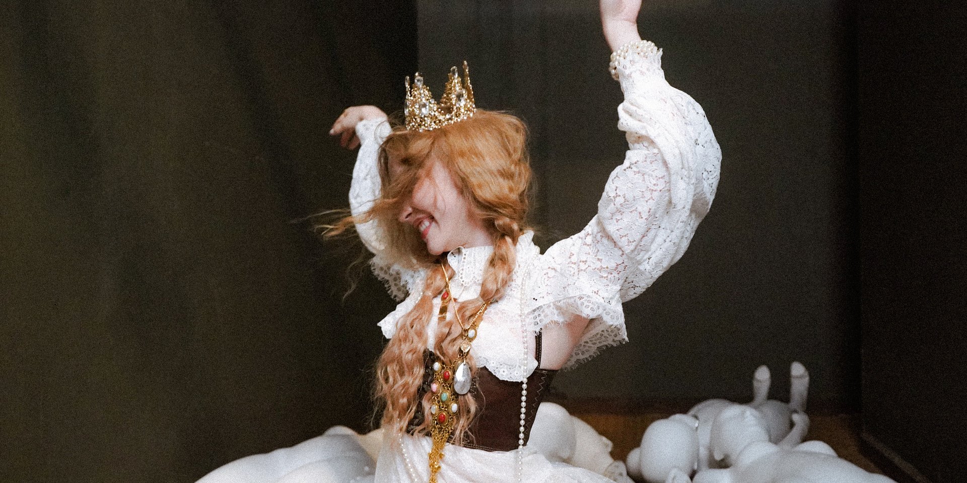 Mollie Elizabeth zapowiada EP-kę „People Pleaser” singlem „Kiss The Ring”
