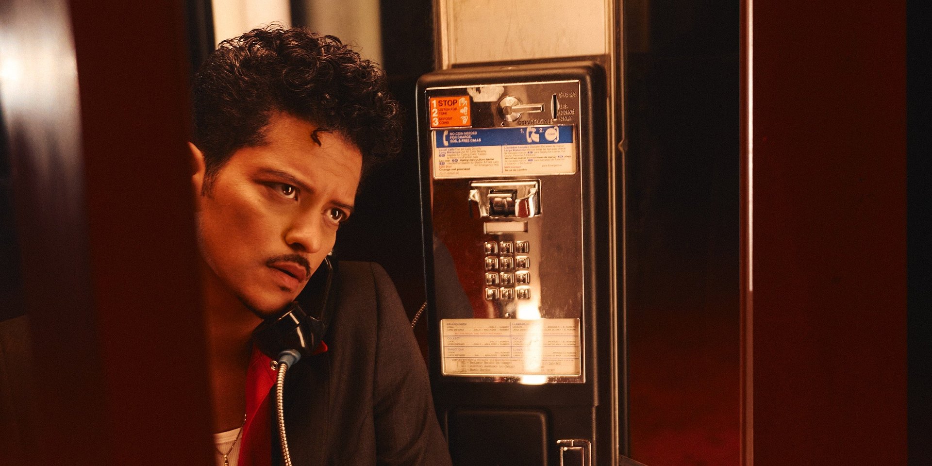 Bruno Mars prezentuje oficjalny teledysk do „Dance With Me” z udziałem Karol G