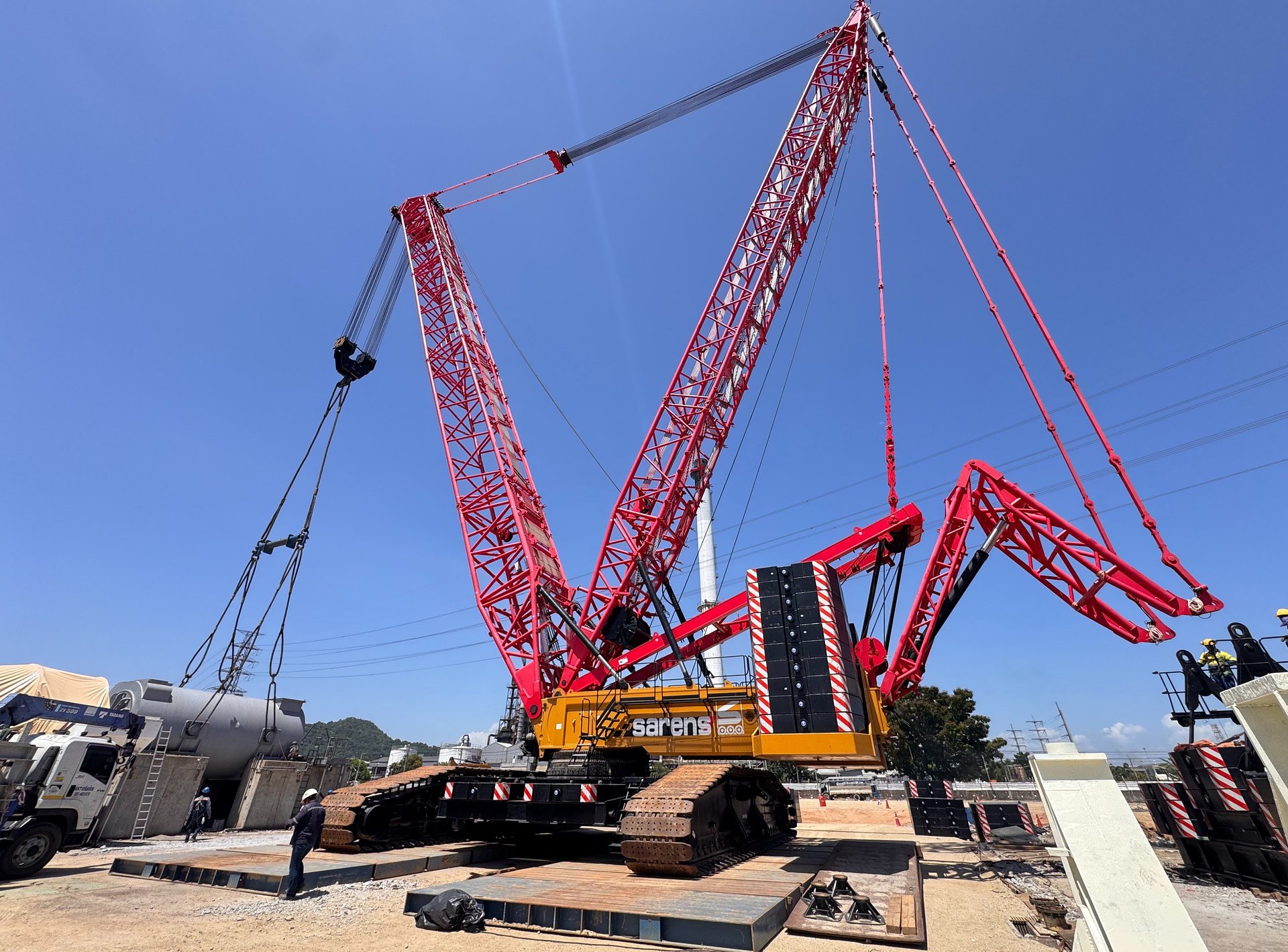 Sarens removes a 349-ton gas turbine during the dismantling of GPSC's old power plant at the Thai Oil site in Thailand