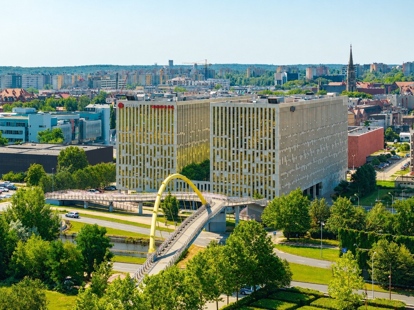 HireRight zostaje na dłużej i wynajmuje więcej w katowickim Silesia Star