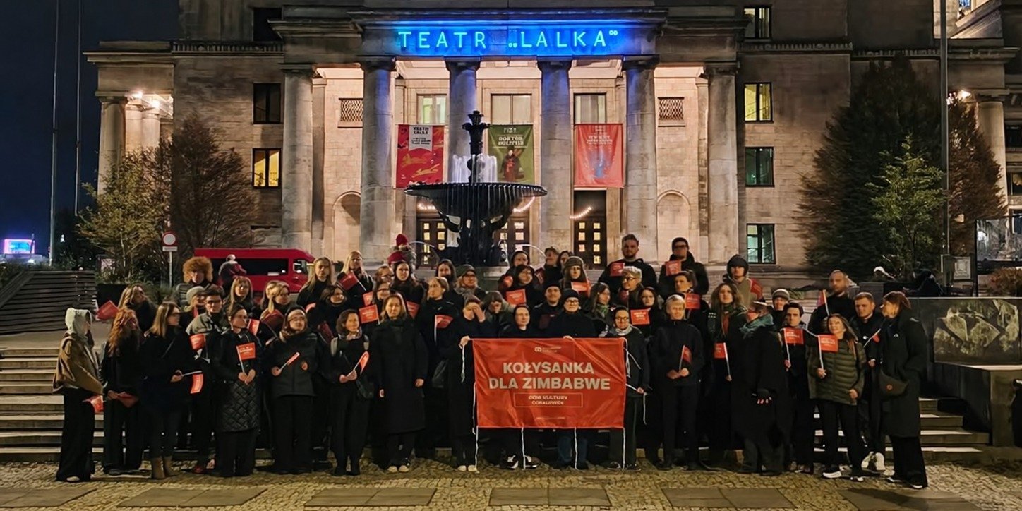 „Nie płacz, kochanie”. Kołysanka dla Zimbabwe zabrzmiała pod Pałacem Kultury na finał kampanii Stowarzyszenia SOS Wioski Dziecięce w Polsce