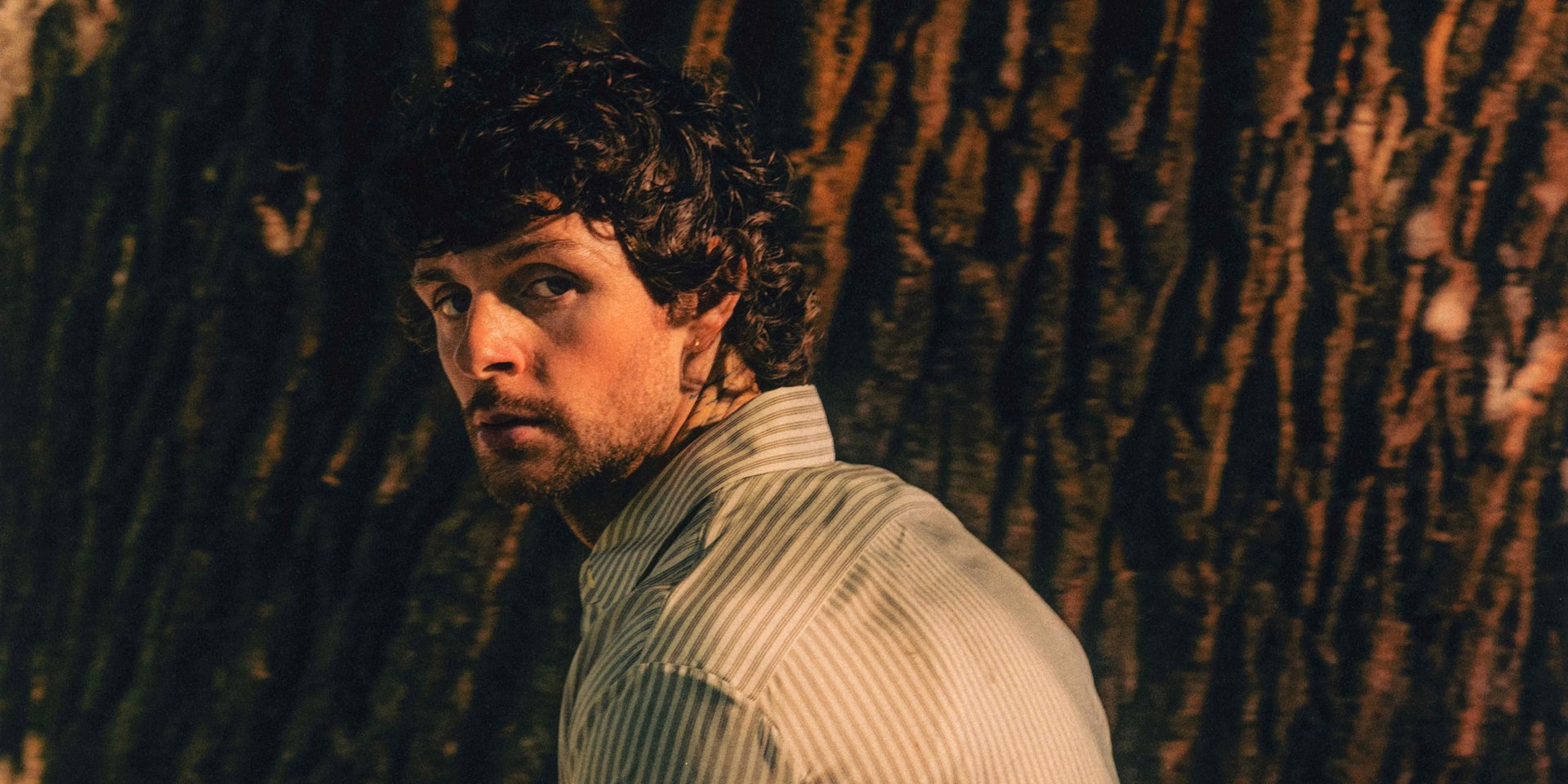 Tom Grennan rozpoczyna kolejny rodział singlem ​„Wrapped In Gold”
