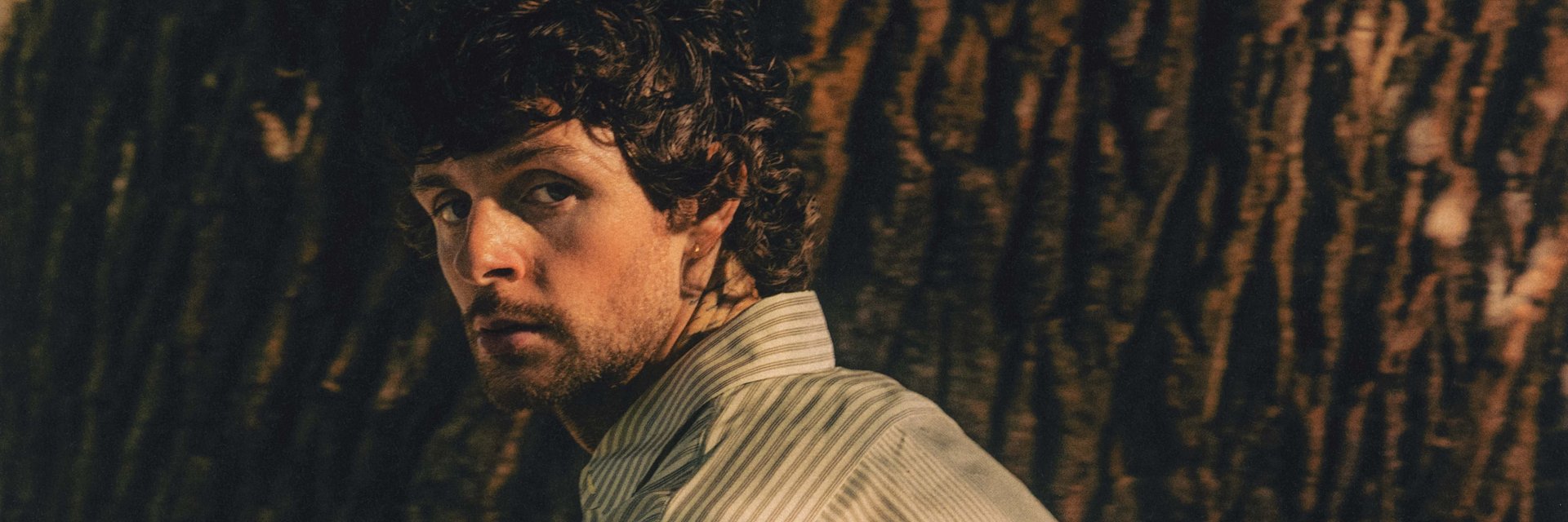 Tom Grennan se vrací ke svým kořenům v novém singlu „Wrapped In Gold“