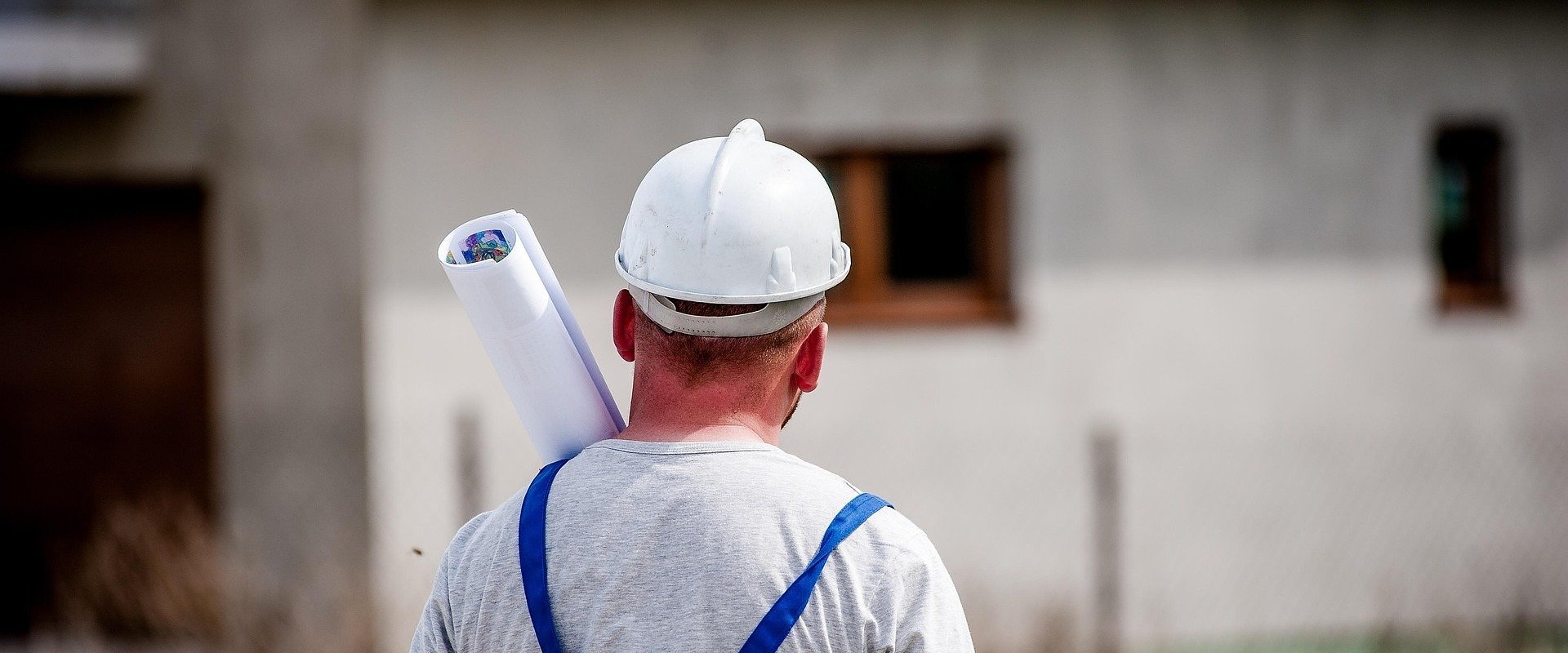 Badanie Pracuj.pl: AI nie tylko za biurkiem. Sięgnął po nią już co czwarty pracownik fizyczny
