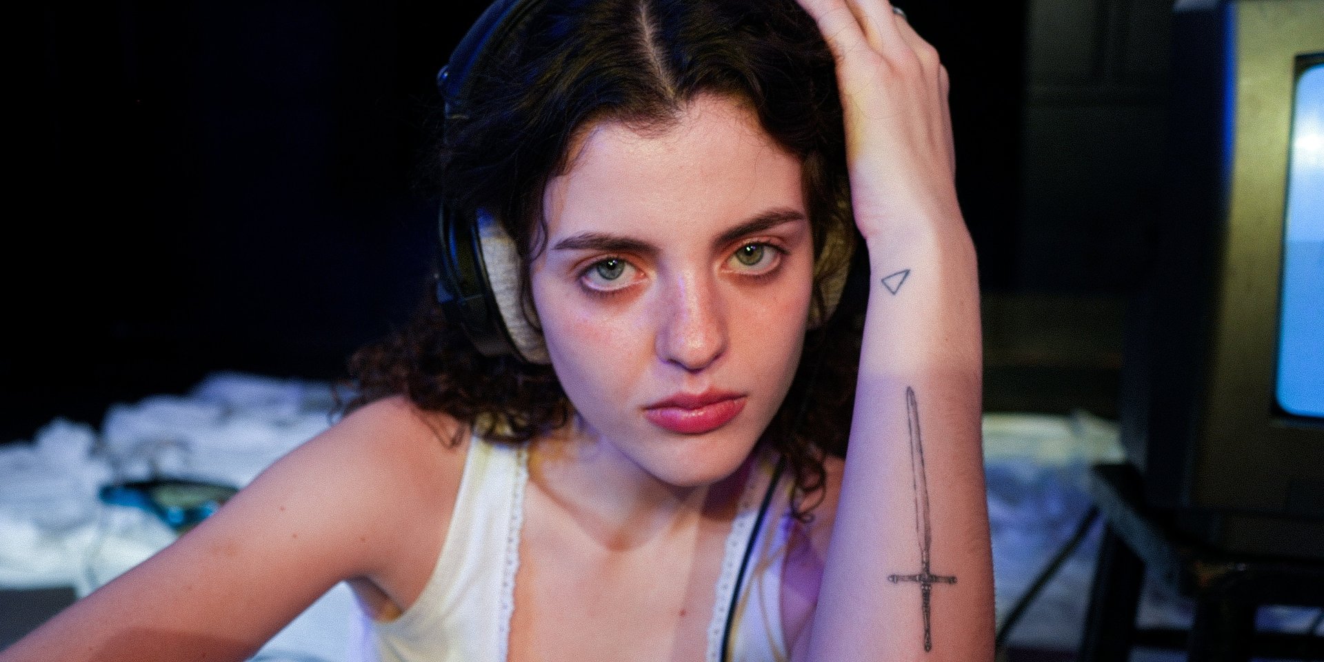 Bluegirl debiutuje singlem „Look At All The Happy People”