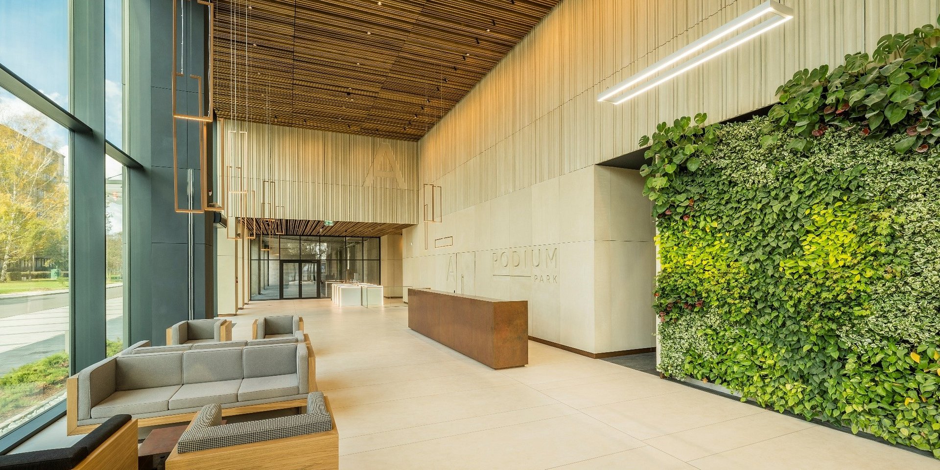 Revolut przenosi centrum usług do Podium Park
