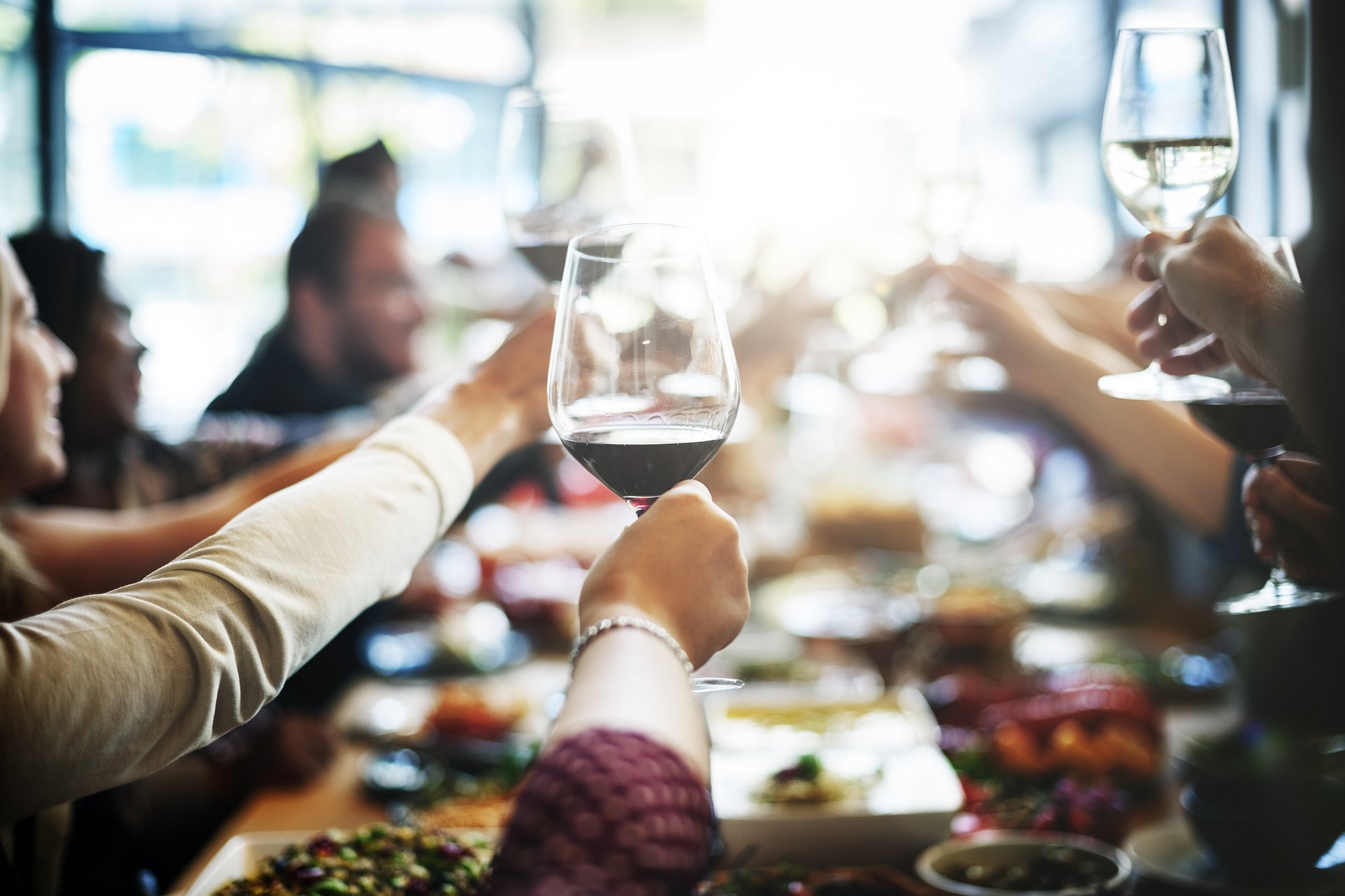Najlepsze restauracje i znacznie tańsze ubezpieczenia. Wystarczy jedna karta.